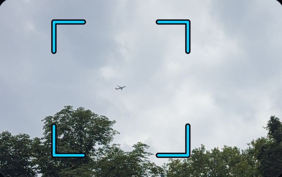 A Boeing 737 overhead, framed by the app's lock-on brackets